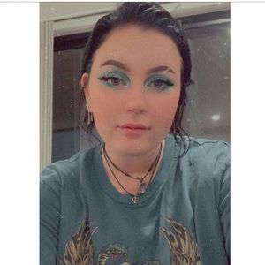 Meet your Posher, Chloe